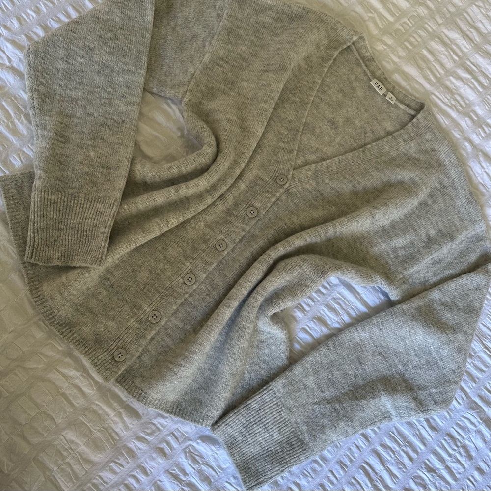 Gap Soft Gray Cardigan sz Small worn once EUC